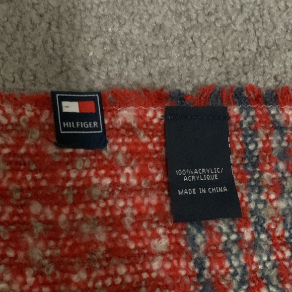 New scarf from Tommy Hilfiger! - Picture 2 of 4